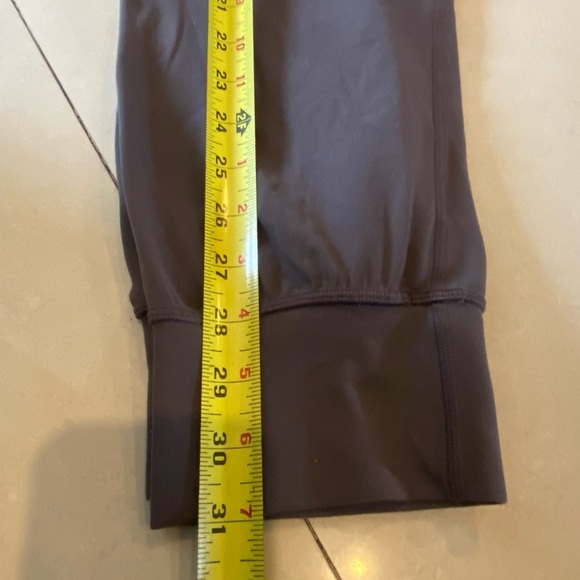 Lululemon crop leggings size 4 - Picture 9 of 9